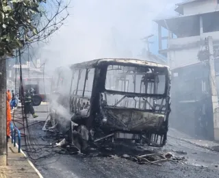 Vídeo: ônibus pega fogo e fica completamente destruído em Salvador