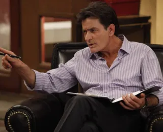 Vizinha invade casa de Charlie Sheen e tenta estrangular o ator