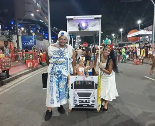 Turistas constroem "berço elétrico" para curtir carnaval com filha