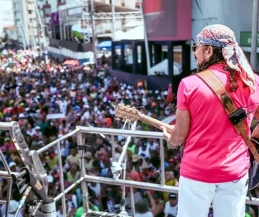 Bell Marques movimenta o arrastão da Quarta de Cinzas no Carnaval - Imagem