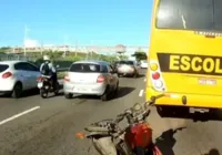 Acidente entre moto e ônibus escolar engarrafa trânsito na Av. Carybé