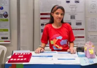 Alunas da escola pública usam sementes para criar papel