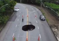 Após chuvas, cratera se abre no meio de avenida; veja vídeo