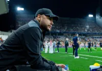 Após "mini férias" nos EUA, Neymar assiste jogo do Al-Hilal em Abu Dhabi