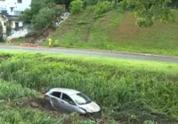 Atleta de jiu-jitsu perde controle de carro e cai em córrego no Garcia