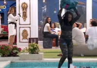 BBB: Leidy joga todas as roupas de Davi na piscina