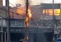 Bairro de Pirajá, em Salvador, fica sem energia após poste pegar fogo