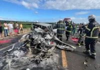 Batida entre dois carros e um caminhão deixa três mortos no sul da BA