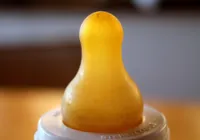 Bebê entra em coma alcoólico após ingerir vinho na mamadeira