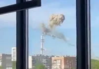 Bombardeio russo destrói torre de televisão na Ucrânia; veja vídeo