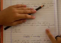 Cai percentual de estudantes que frequentam série escolar adequada