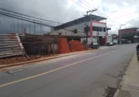 Caminhão atinge ônibus lotado e passageiros ficam em pãnico; vídeo