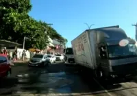 Caminhão cai em cratera provocada por rompimento de adutora em Itapuã