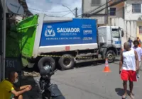 Caminho de coleta de lixo que invadiu casa é retirado do imóvel