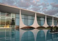 Carro avança em direção ao Palácio da Alvorada e recebe disparos