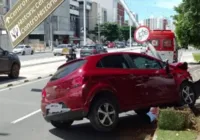 Carro desgovernado derruba placa de sinalização no Itaigara