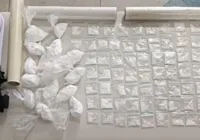 Carro é encontrado com arma e 102 porções de cocaína