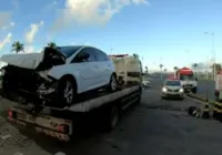 Carro invade posto de combustíveis e deixa 5 feridos em Salvador