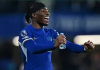 Chelsea vence Tottenham e se aproxima das posições europeias