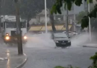 Chuva atinge bairros e trânsito já está complicado em Salvador