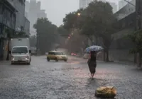 Chuva causa alagamentos e deixa uma pessoa desaparecida em São Paulo