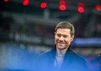 Cobiçado pelos 'grandes', Xabi Alonso decide continuar no Leverkusen