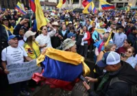 Colombianos protestam contra reformas do presidente Gustavo Petro