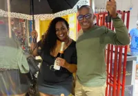 Com direito até a champanhe, torcida de Davi não se intimida com chuva