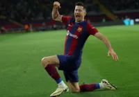 Com três de Lewandowski, Barça vence Valencia e retoma 2º lugar