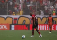 Com um a menos em quase todo jogo, Vitória perde para o São Paulo