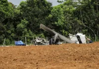 Corpo do piloto que morreu em acidente aéreo é retirado do avião