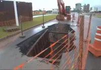 Cratera em pista causa transtorno na Av. Octávio Mangabeira