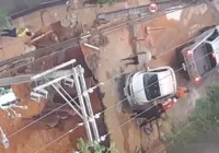 Cratera se abre em Brotas e quase 'engole' carro; assista