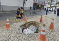 Cratera se abre em calçada na Barra e deixa pedestres feridos