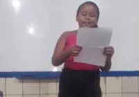 Criança lê carta em sala de aula após ser vítima de bullying; vídeo