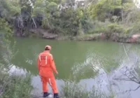 Criança morre afogada após mergulhar em lagoa com o pai