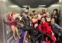 Dançarinos de Madonna fazem festa em piscina do Copacabana Palace