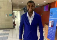 Davi embarca sozinho para Salvador, mas descarta fim de namoro