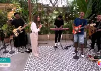 Davi toca guitarra ao lado de Sarah Beatriz em programa de TV