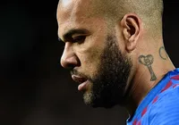 Defesa de Daniel Alves tenta empréstimo para pagar fiança