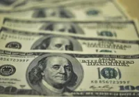 Dólar cai para R$ 5 sob expectativa de dados de inflação