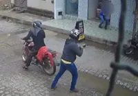 Dupla tenta executar homem em frente a mercado; veja vídeo
