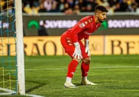 Durante invasão de campo, goleiro brasileiro é agredido