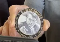 Eduardo Bolsonaro entrega medalha de “imbrochável” ao premiê húngaro