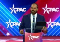 Eduardo Bolsonaro vai a evento de Trump com passagem paga pela Câmara