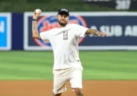 Em Miami, Neymar realiza arremesso inicial em jogo de beisebol