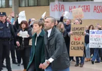 Em liberdade, Daniel Alves curte festa com amigos por toda a madrugada