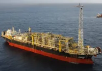 Embarcação para reinjetar gás no fundo do oceano parte para o Brasil