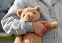 Empresária é presa por relacionamento com adolescente