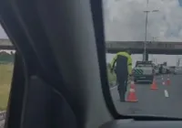 Engavetamento é registrado na Av. Paralela na manhã deste sábado; veja